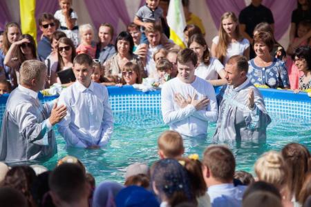 В церкви «Христос для всех» 28 человек заключили завет с Богом