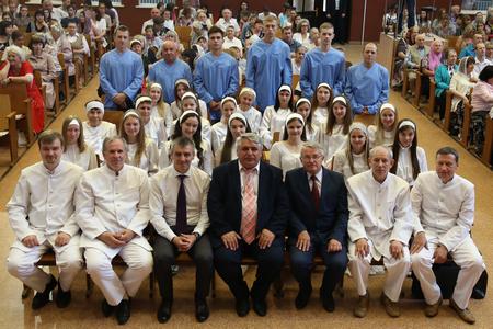 Водное крещение в церкви: 25 человек заключили завет с Богом