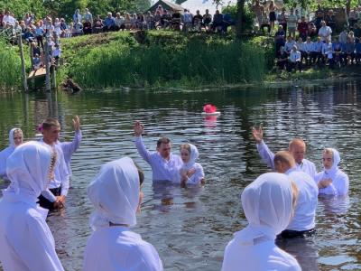 В Ольшанской церкви крестилось более 100 человек